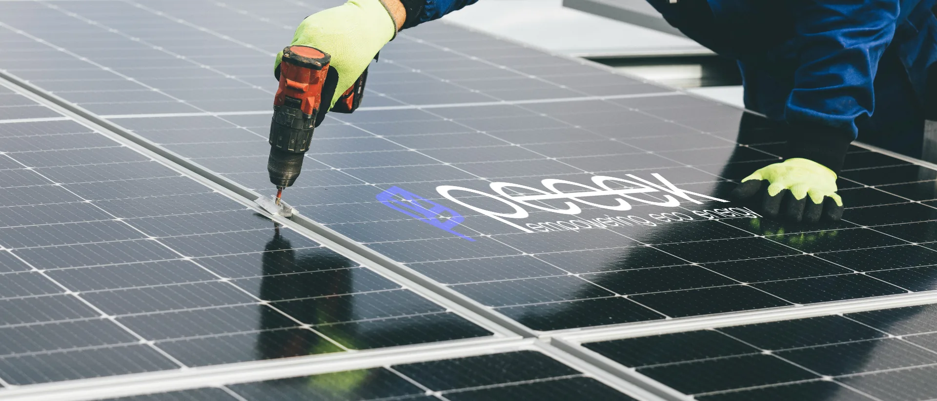 Monteur verschraubt PV-Module auf einem Dach